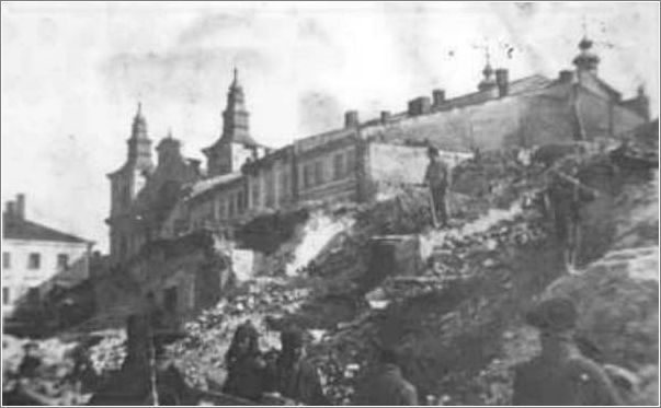 Prisoners removing the rubble at the Przemysl Market